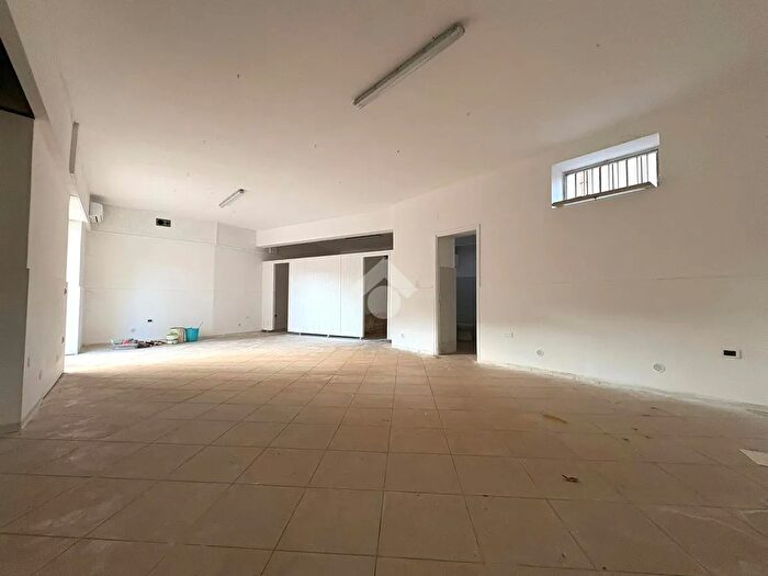 Appartamento trilocale in affitto in Locale Commerciale Via Don Morosini, Fondi