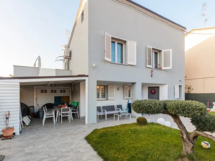 Casa con 6 locali in vendita in Lugo