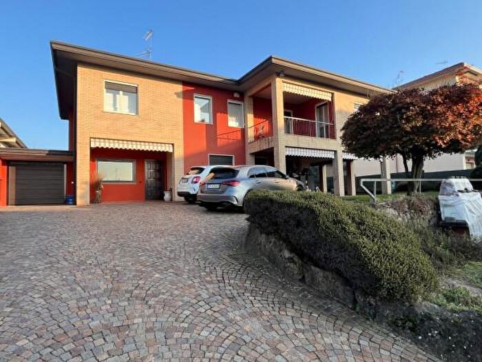Casa con 6 locali in vendita in Via Adamello, Sesto Calende