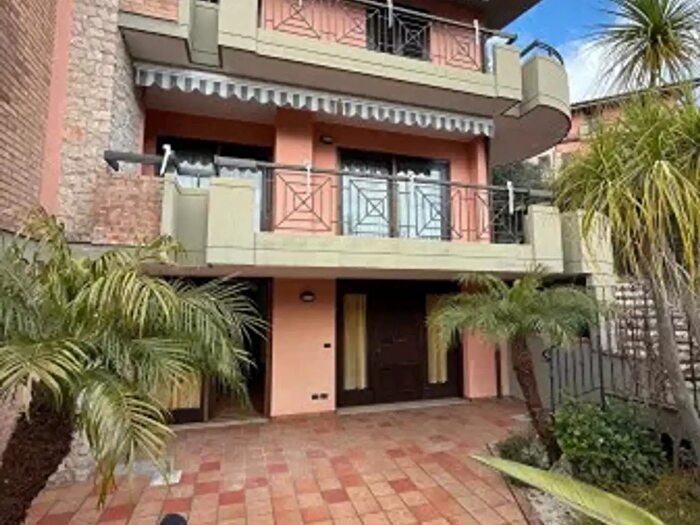 Casa con 5 locali in vendita in Formia