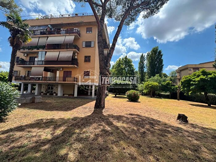 Appartamento trilocale in vendita in Via della Cellulosa, Roma