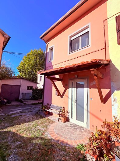 Casa con 5 locali in vendita in Cascina