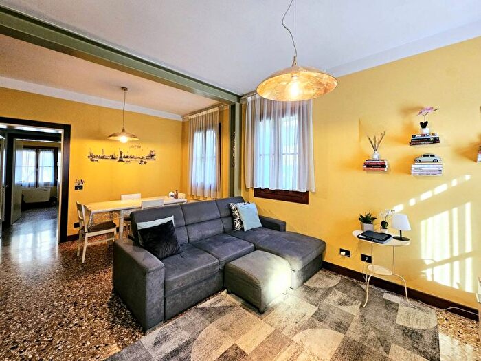 Appartamento trilocale in affitto in Via Olmo, Centro Storico, Este