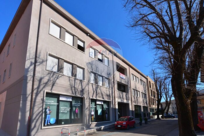 Appartamento con 7 locali in vendita in Via dellOspedale Via Caduti di Nassiriya, Foligno