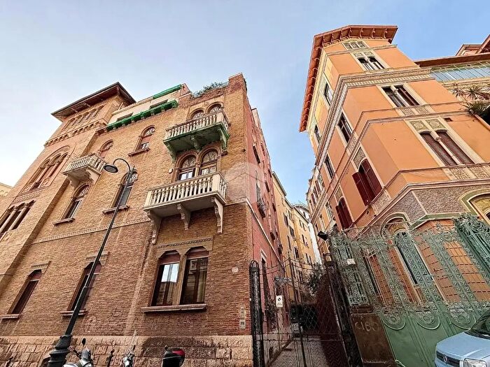 Appartamento trilocale in vendita in Via del Parco Margherita, Napoli