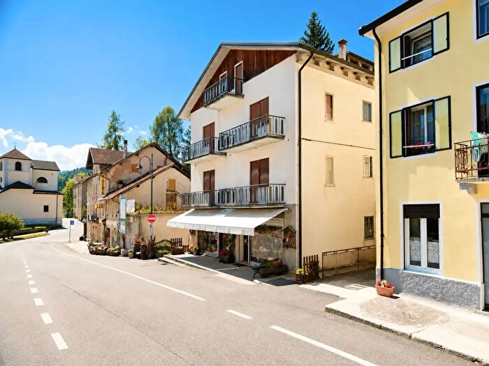 Appartamento quadrilocale in vendita in Via Roma, Tonezza Del Cimone