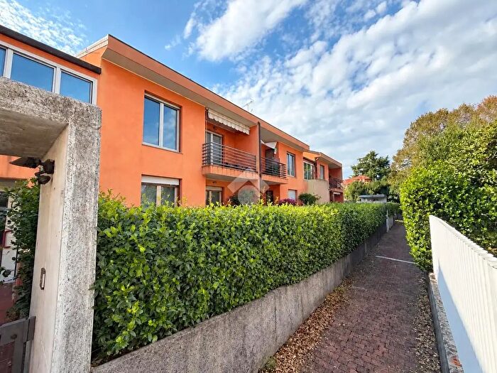 Appartamento trilocale in vendita in Via VMonti, Pasian Di Prato
