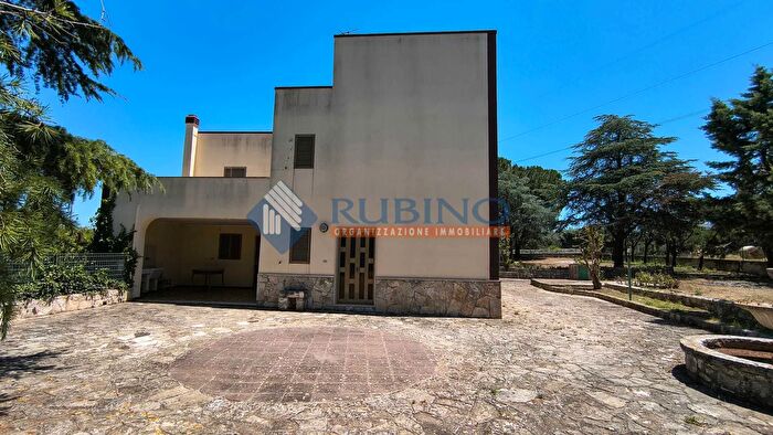 Casa con 6 locali in vendita in Monopoli