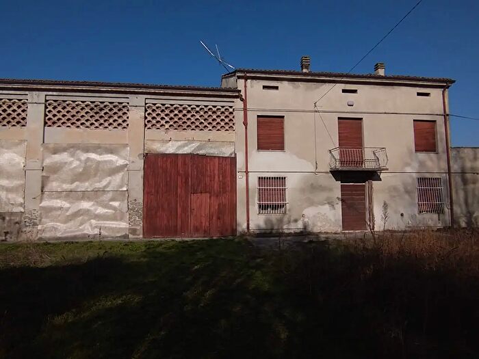 Casa con 6 locali in vendita in Guastalla