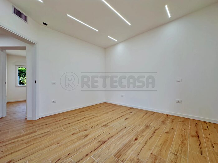 Appartamento con 6 locali in vendita in Via G Donizetti, Costabissara