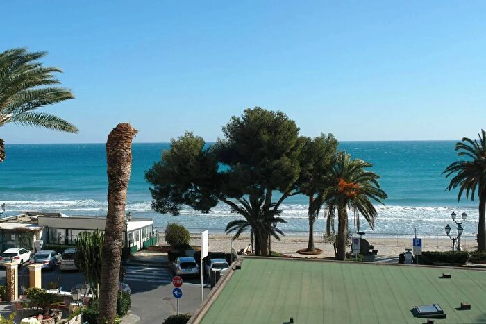 Appartamento con 8 locali in vendita in Viale delle Palme Alassio, Alassio