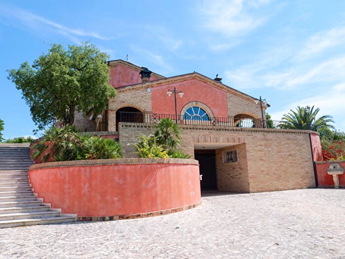 Casa con 16 locali in vendita in Via Passarini, Recanati