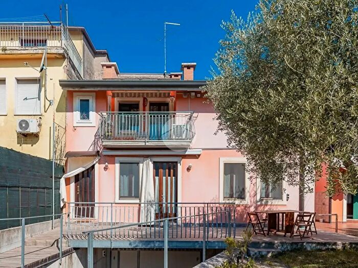 Appartamento quadrilocale in vendita in Via Messedaglia, Villafranca Di Verona