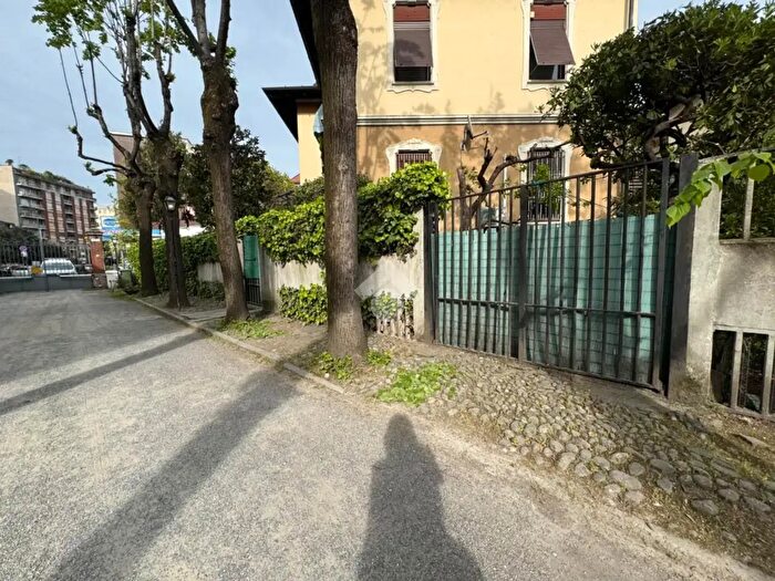 Appartamento trilocale in vendita in Via Moncalvo, Milano