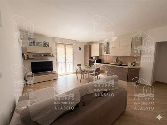 Appartamento trilocale in vendita in Via Treves, Albenga