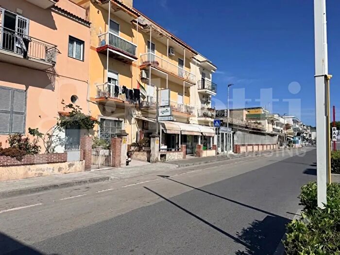 Appartamento quadrilocale in vendita in Via Fusaro, Bacoli