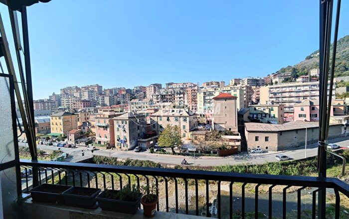 Appartamento quadrilocale in vendita in Via dellAlloro, Genova