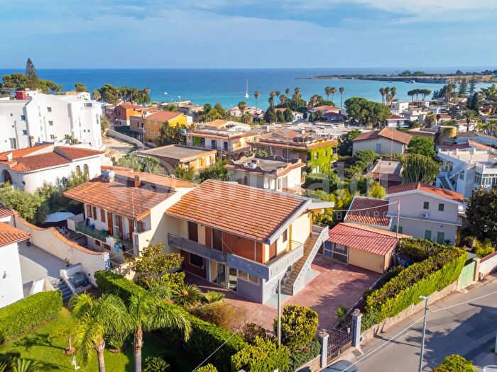 Casa con 7 locali in vendita in Siracusa