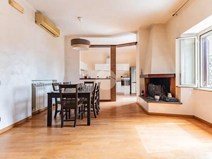 Appartamento trilocale in vendita in Via dei Farnese, Nepi