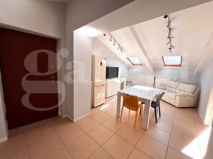 Appartamento trilocale in vendita in CSo Giuseppe Garibaldi, Napoli
