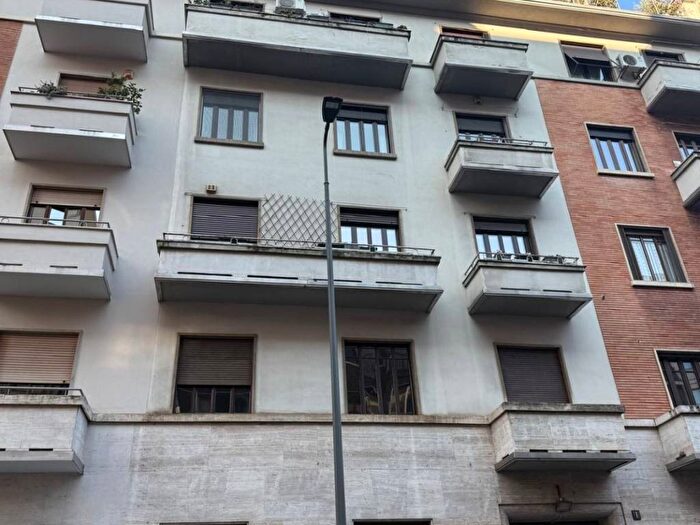 Appartamento trilocale in affitto in Via Antonio Baldissera, Morgagni, Milano