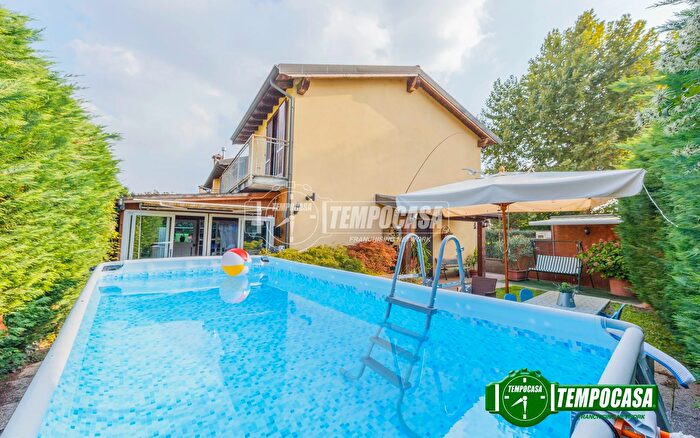 Casa quadrilocale in vendita in Via Glicine Pairana, Landriano