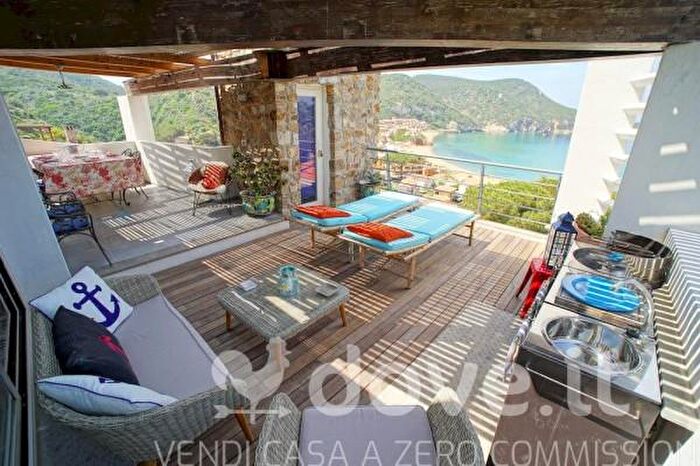 Appartamento con 6 locali in vendita in Via delle Cannelle Snc, Isola Del Giglio