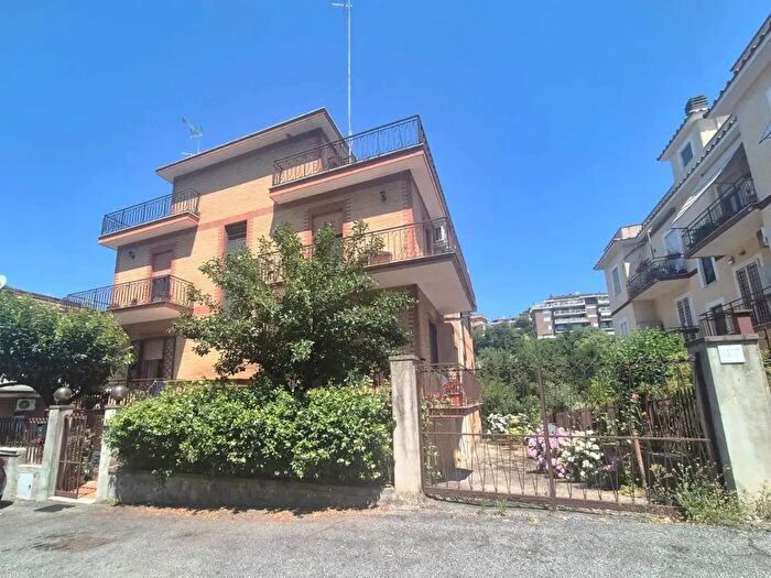 Appartamento con 5 locali in vendita in Via San Quirico d'Orcia, Roma