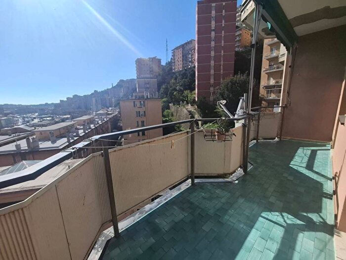 Appartamento con 5 locali in affitto in Via Davide Menini, Staglieno, Genova