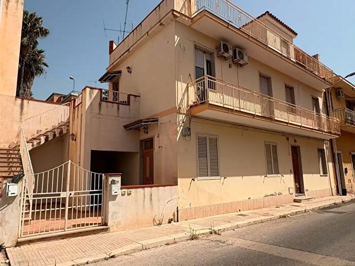 Casa con 11 locali in vendita in Avola