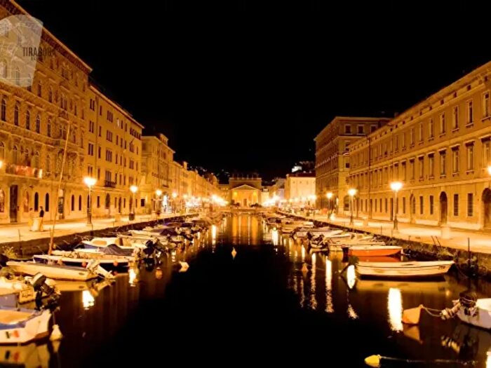 Appartamento con 6 locali in vendita in Riva Tommaso Gulli, Trieste