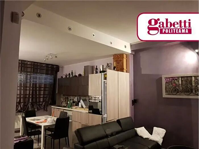 Appartamento trilocale in affitto in Via Porta Carini, Palermo