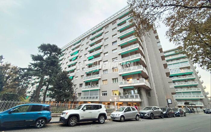 Appartamento trilocale in vendita in Corso Sebastopoli, Torino