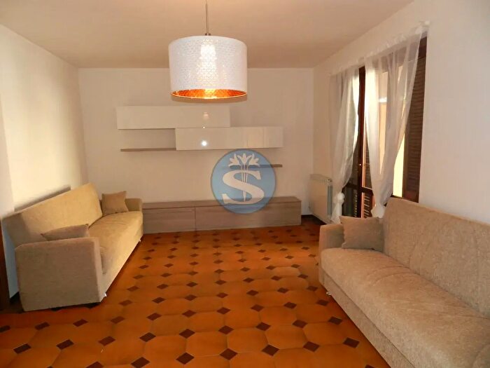 Appartamento con 9 locali in affitto in Pietrasanta