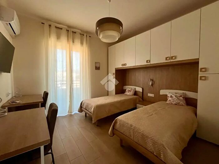 Appartamento trilocale in affitto in Via Salvatore Cusa, Palermo