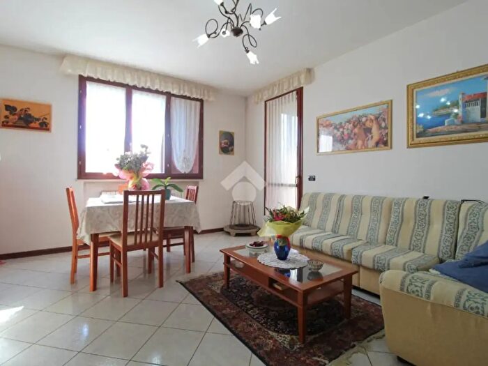 Appartamento trilocale in vendita in Via Alpi, Cadelbosco Di Sopra