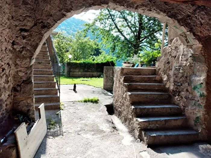 Casa con 6 locali in vendita in Via Nazionale, Lavenone
