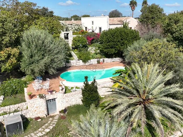 Casa con 11 locali in vendita in Provinciale, Modica