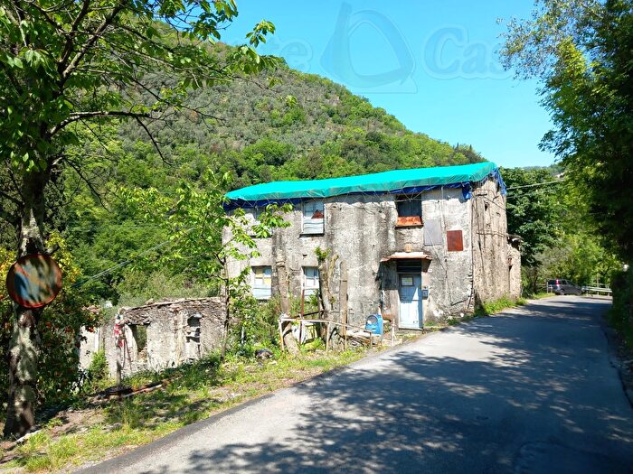 Casa con 9 locali in vendita in Avegno