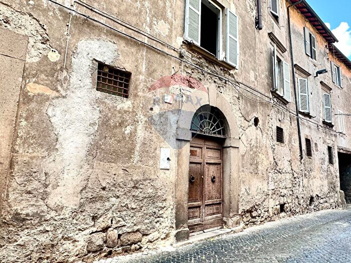 Appartamento trilocale in vendita in Via Vetulonia, Viterbo