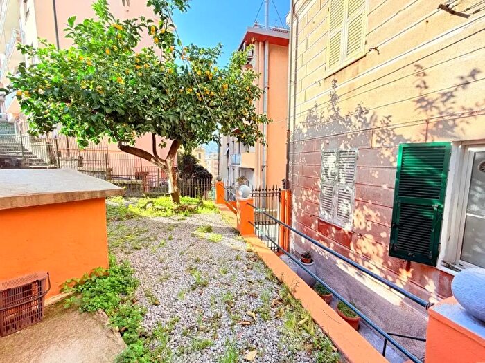 Appartamento quadrilocale in vendita in Salita Campasso di S Nicola, Genova