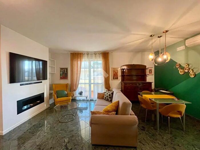 Appartamento con 5 locali in vendita in Via Fosso del Masi, Prato