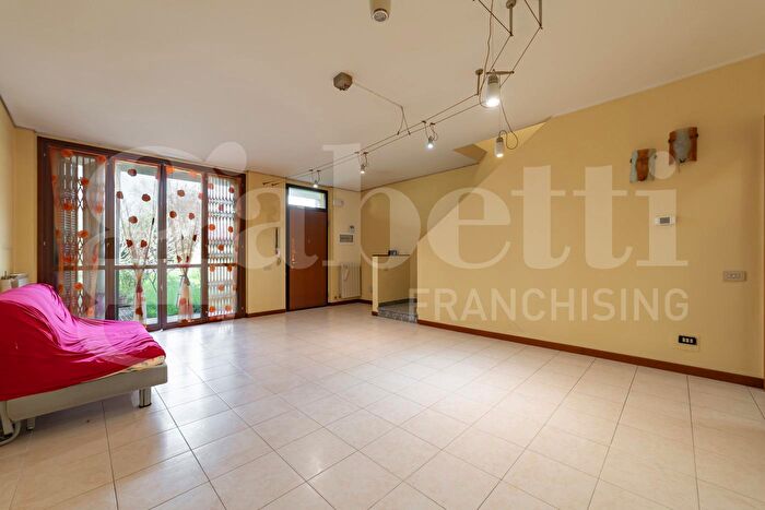 Casa con 6 locali in vendita in Via Manduria, Milano