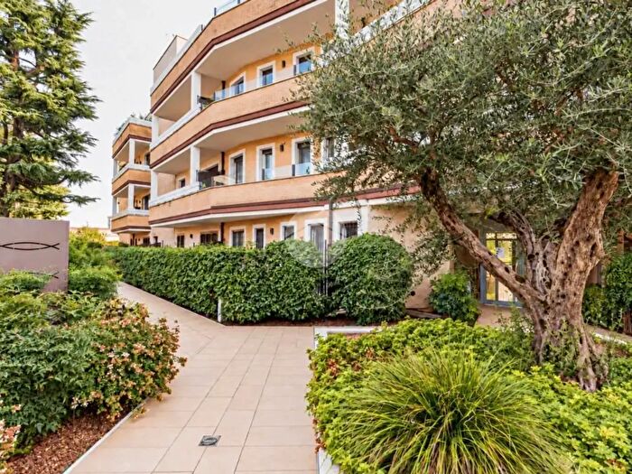 Appartamento quadrilocale in vendita in Via Silvio Pellico, Monza
