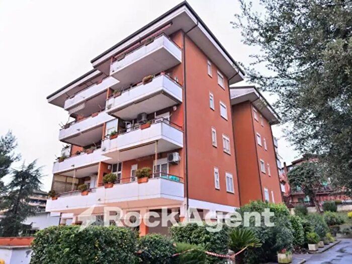 Appartamento trilocale in vendita in Via Dorzano, Roma