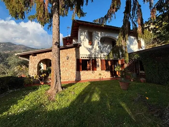 Casa con 6 locali in vendita in Via Camillo Benso di Cavour, Massa