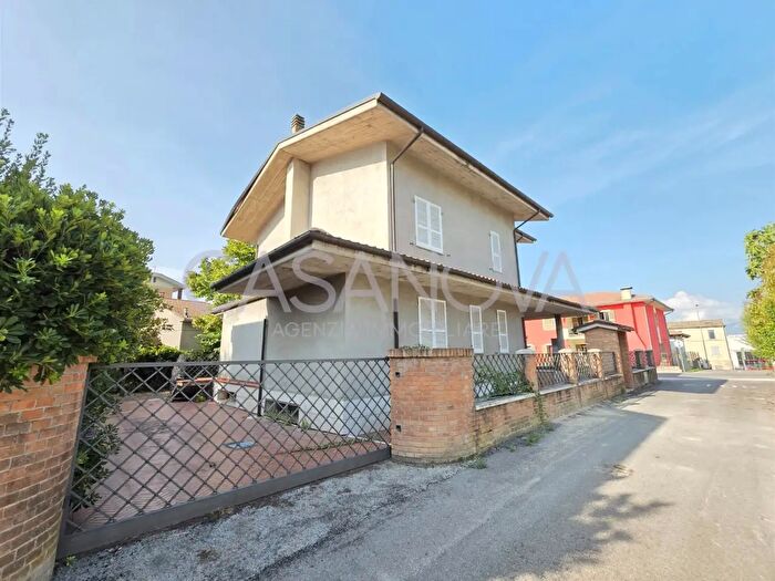 Casa con 5 locali in vendita in Mosciano Sant'Angelo