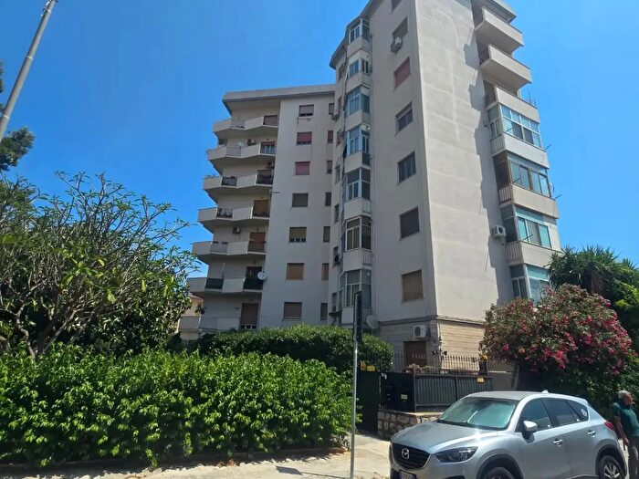 Appartamento quadrilocale in vendita in Via Angelo Maiorana, Palermo