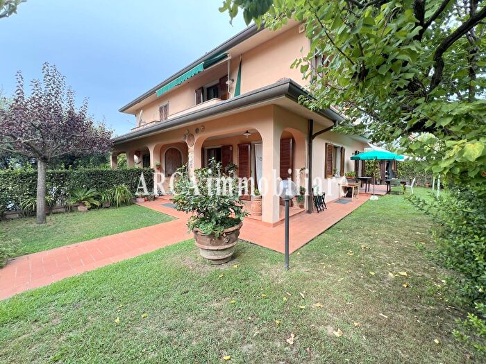 Casa con 9 locali in vendita in Pietrasanta
