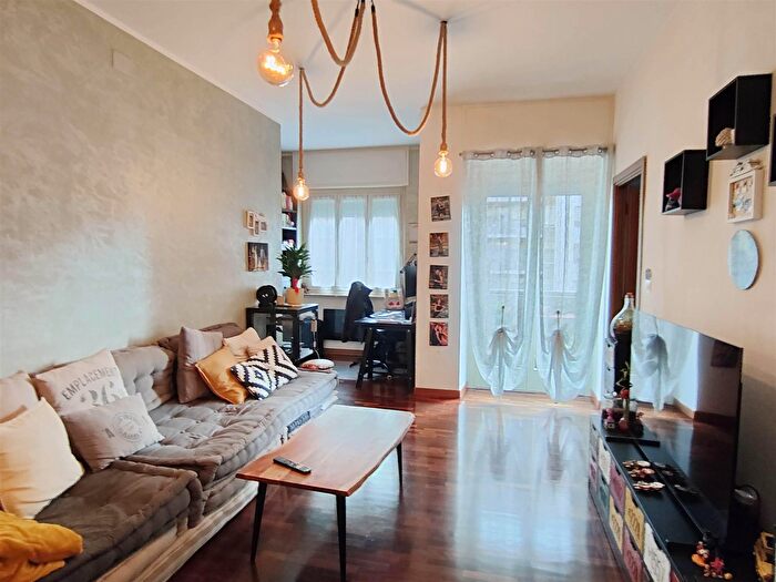 Appartamento trilocale in vendita in Via Barletta, Torino